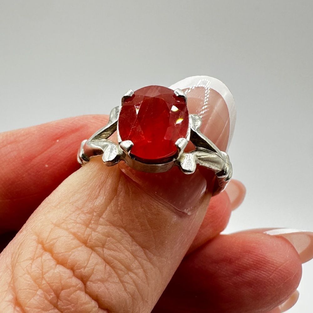 SALE!‎ Dyed faceted oval cut stone solitaire in silver tone ring!